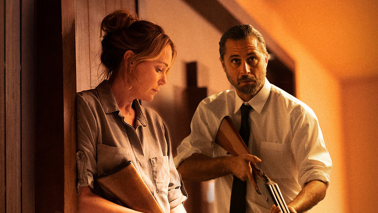 Jo (Keeley Hawes) und Mateo (Hugo Silva) stellen sich der Bedrohung durch die Attentäter entgegen. / Nutzung des Bildes nur in Verbindung mit der Sendung inkl. Social Media 
// ZDF/Dancing Ledge Productions
