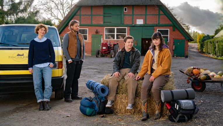 Auch wenn sie ihnen einige Sorgen bereiten, so bewundern Elisa Jansen (Anna Maria Sturm, l.) und Alex Häverkamp (Sebastian Ströbel, 2.v.l.) Felix (Benjamin Raue, 2.v.r.) und Emma (Juliane Siebecke, r.) doch sehr für ihren unverstellten Blick aufs Leben und ihre Liebe. // ZDF/Georges Pauly