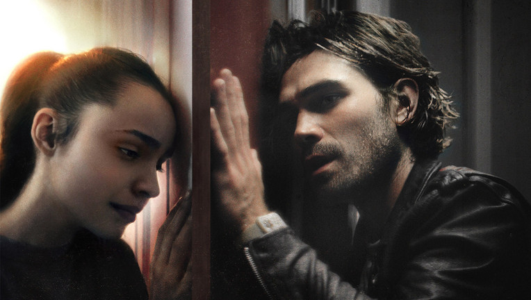 Das Liebespaar Nico Price (K.J. Apa) und Sara Garcia (Sofia Carson) hat sich während der Pandemie im Internet kennengelernt und noch nie von Angesicht zu Angesicht gesehen. // ZDF/Courtesy of STXfilms