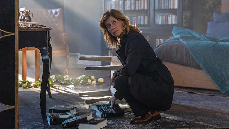Irene Gaup (Caroline Peters) sucht in der Wohnung der verschwundenen Romanautorin Regina Schilling nach Hinweisen und stößt auf Spuren eines Verbrechens. // ZDF/Maor Waisburd (Nutzung des Bildes nur in Verbindung mit der Sendung inkl. Social Media )