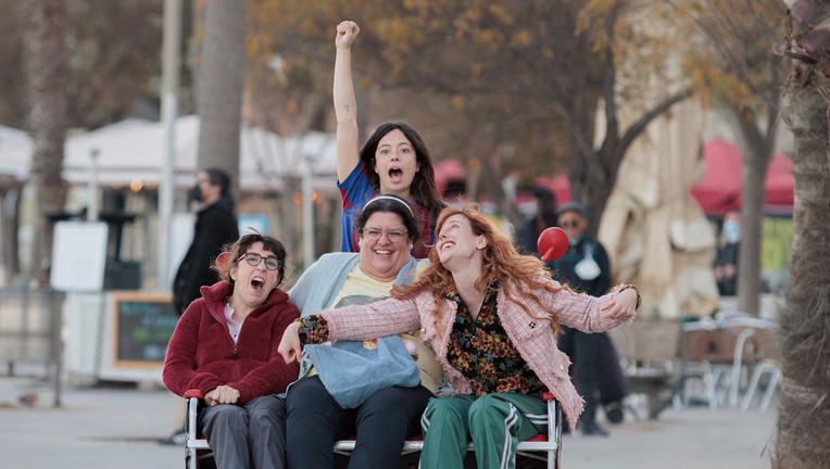 vorne von links: Patri (Anna Marchessi), Àngels (Coria Castillo), Marga (Natalia de Molina)
hinten: Nati (Anna Castillo)
ZDF/Daniel Escale / [M] FeedMee