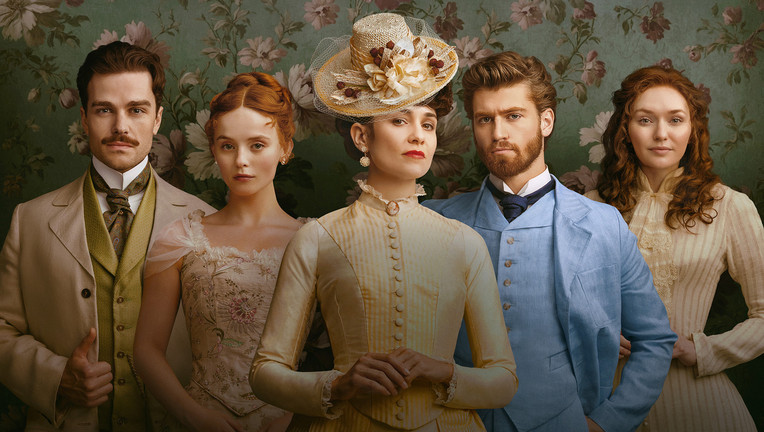 v.l.: Soames Forsyte (Joshua Orpin), Irene Heron (Millie Gibson), Frances Forsyte (Tuppence Middleton), Jo Forsyte Jr. (Danny Griffin) und Louisa Byrne (Eleanor Tomlinson)
ZDF/Mammoth Screen Limited 2025