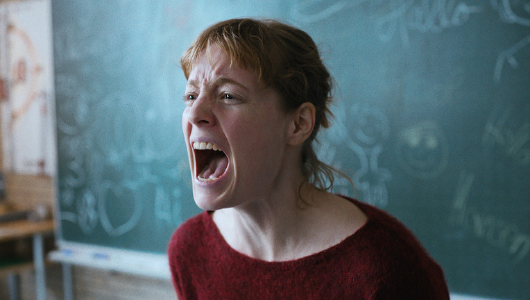 Carla Nowak (Leonie Benesch), eine junge Sport- und Mathematiklehrerin, kommt durch ihren Idealismus in ihrer ersten Stelle an einer Schule schnell an ihre Grenzen.
ZDF/Boris Laewen