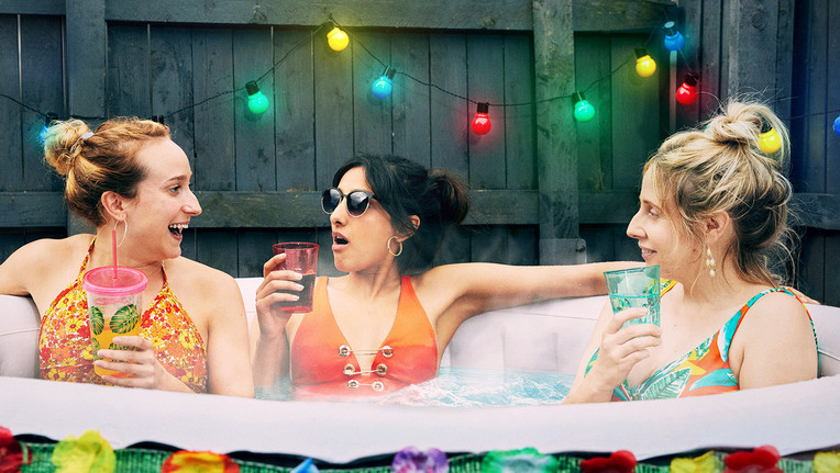 Toni (Leah Brotherhead, l.), Rana (Taj Atwal, M.) und Paula (Sinead Matthews, r.) genießen eine Auszeit in ihrem eigenen kleinen Paradies. Doch das tägliche Chaos lässt nicht lange auf sich warten.
ZDF/Amy Brammall / [M] FeedMee