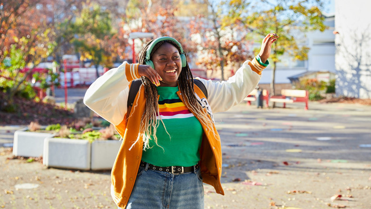 Juli (Jedidah-Isabel Annor) tanzt für ihr Leben gerne. Wenn es sein muss, auch schon vor der Schule. © Honorarfrei - nur für diese Sendung inkl. SocialMedia bei Nennung ZDF und Sophia Emmerich