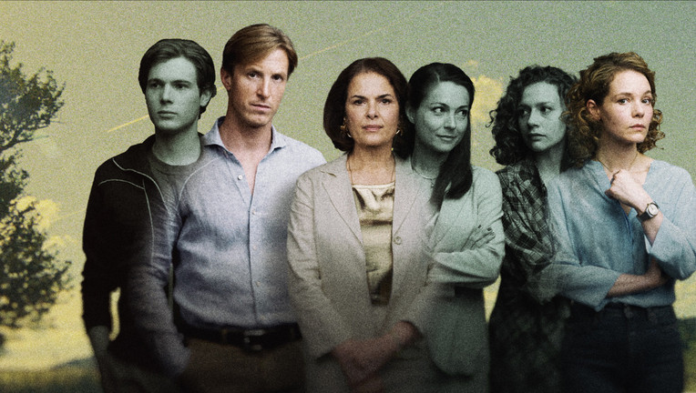 David (jung) (Philip Froissant, l.), David (Golo Euler, 2.v.l.), Rosa (Barbara Auer, 3.v.l.) Rosa (jung) (Henriette Richter-Röhl, 3.v.r.), Julia (jung) (Luise Hart, 2.v.r..), Julia (Angelina Häntsch, r.)
ZDF/Petro Domenigg / [M] FeedMe