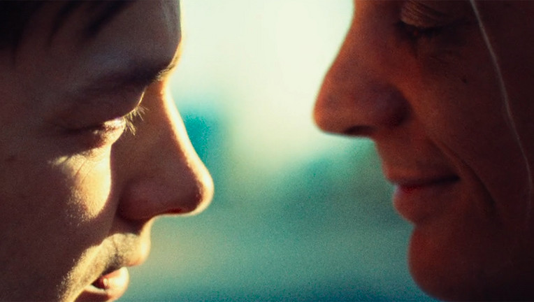 Tristan (Tim-Fabian Hoffmann, l.) ist fasziniert von Sunny (Daniel Roth).
ZDF/Jieun Yi