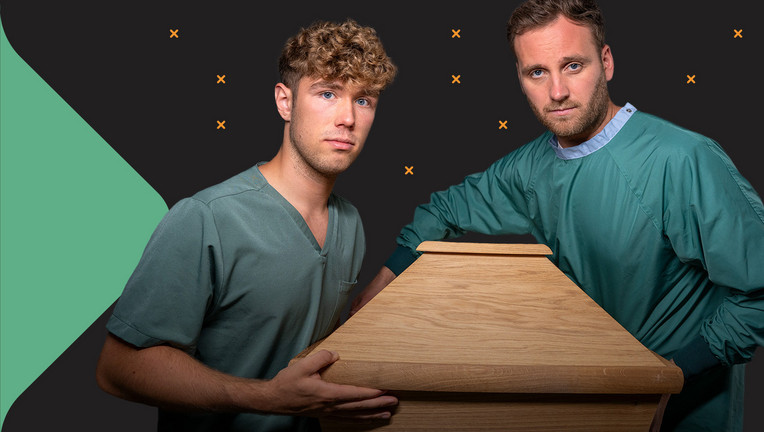 Leon Windscheid mit Bestatter Luis Bauer
ZDF/ Marius Fuchtmann/ [M] objektiv media