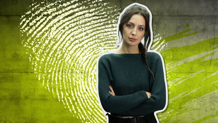 Podcasterin und Journalistin Paulina Krasa begibt sich auf die Spuren des vergessenen Rentners Heinz N. // ZDF/Tobias Lenz - autorenkombinat