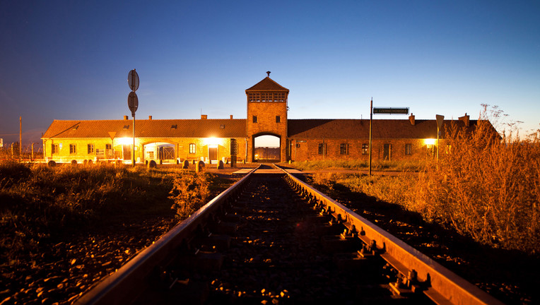 Auschwitz Birkenau – Gleise, die in den Tod führten./ Nutzung des Bildes nur in Verbindung mit der Sendung inkl. Social Media 
// ZDF/naupold, daniel

