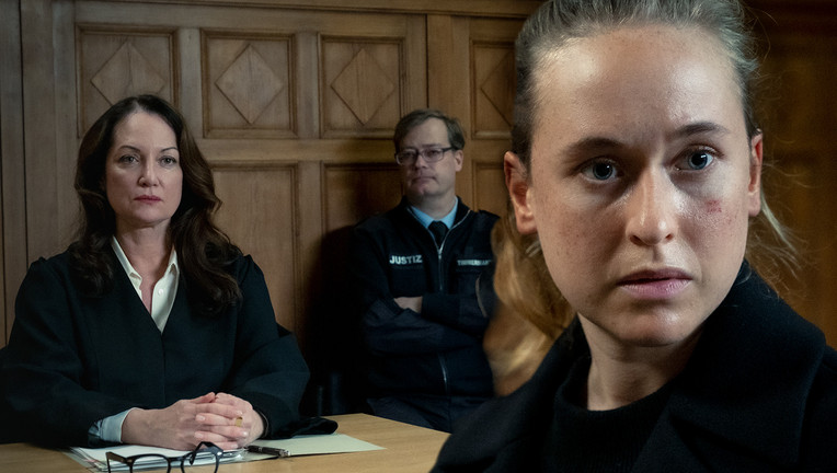 Doreen (Nurit Hirschfeld, r.) wird im Zeugenstand befragt. Annabelle (Natalia Wörner)
ZDF/Conny Klein