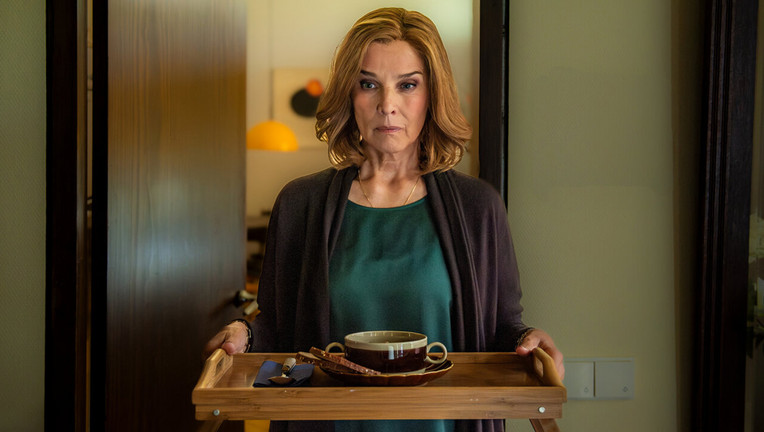 Karola (Désirée Nosbusch) hat sich im Haus des Witwers Wolfgang eingenistet und versorgt ihn scheinbar fürsorglich.
ZDF/Susanne Bernhard