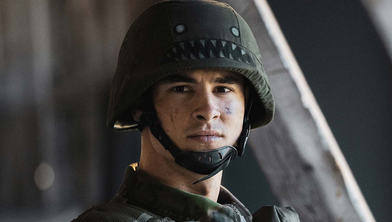 Kaum ist Van Hamilton (Kian Lawley) in Finnland gelandet, wird er von der Militärpolizei eingezogen und zu den Commandos in die finnische Wildnis verfrachtet.
ZDF/Cata Portin