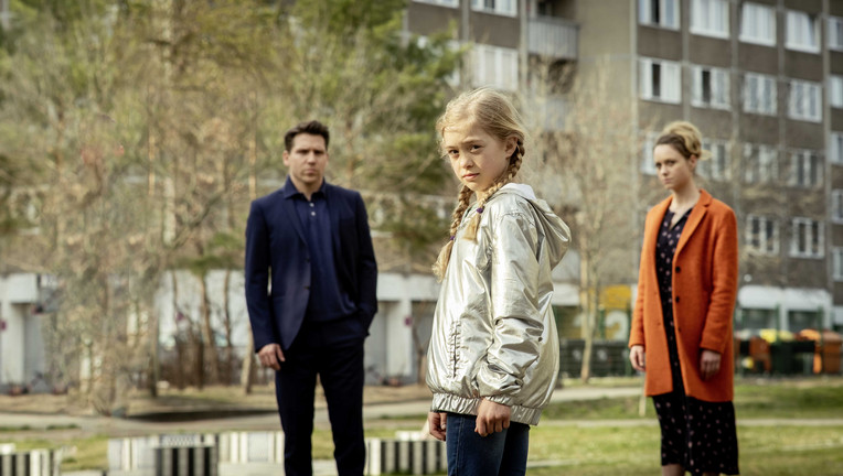 Wie werden Jana (Anna Unterberger) und Alexander (Hanno Koffler) mit der kleinen Anna (Anna Cheban) verfahren?
ZDF/Gordon Muehle