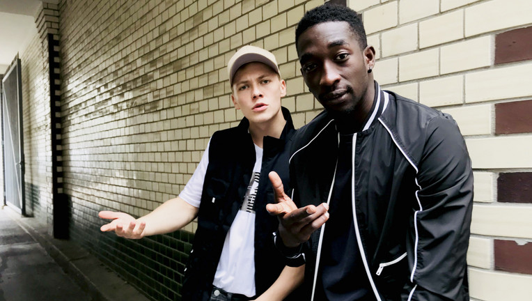 Dennis (Julius Nitschkoff) und Babtou (Farba Dieng) sind beste Freunde. // ZDF/Max Preiss