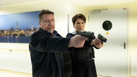 Erichsen (Armin Rohde) und Lisa Brenner (Barbara Auer) im Einsatz, Copyright: ZDF / Marion von der Mehden