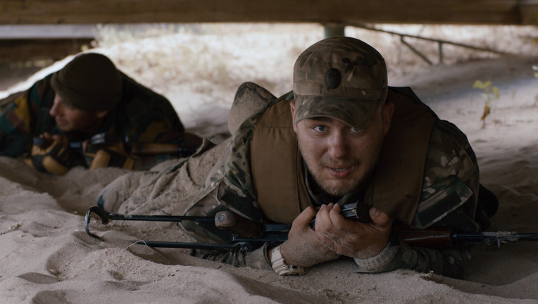 Artiom M. robbt bei einer Übung über einen Strand bei Mariupol.
Copyright: ZDF/Ivan Castiñeiras