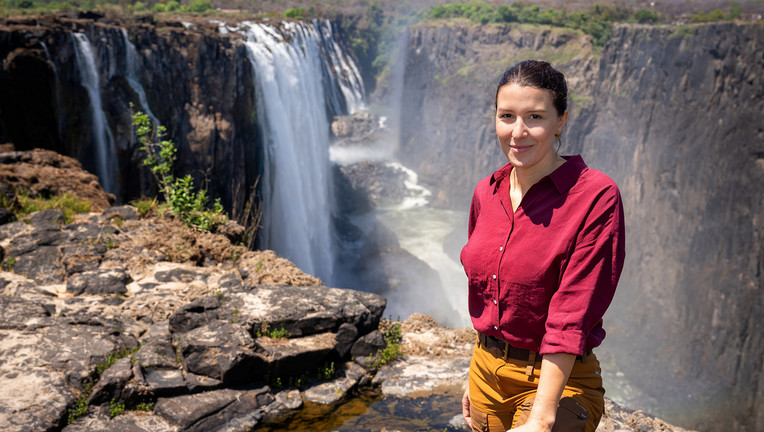 Mosi-oa-Tunya – "der Rauch, der donnert" - Hannah Emde spürt an der Kante der Viktoriafälle, warum die Menschen der Region die Wasserfälle so nannten, lange bevor die Europäer ihnen im 19. Jahrhundert einen anderen Namen gaben. 
ZDF/Oliver Roetz