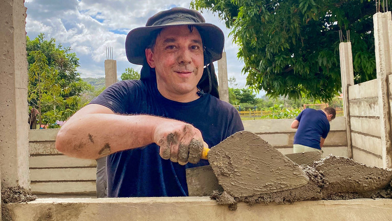 Tobias Merckle baut in Kolumbien ein "Haus der Versöhnung" – zusammen mit Tätern und Opfern des Bürgerkriegs. Der deutsche Sozialunternehmer unterstützt mit seiner "Hoffnungsträger Stiftung" den Aussöhnungsprozess für ein friedliches Miteinander der Menschen.

Copyright: ZDF/Tobias Merckle