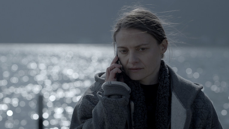 Clara (Olga Török) bittet ihren Chef in Deutschland, noch länger in Rumänien bleiben zu dürfen.
ZDF/Daniel Schmid