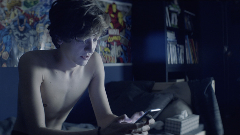 Martys (Jakub Nemcok) Kontakt mit einem Mädchen auf Facebook wird ernst. Als der Chat immer intimer wird, macht Marty einen fatalen Fehler.
ZDF/Dutch Features