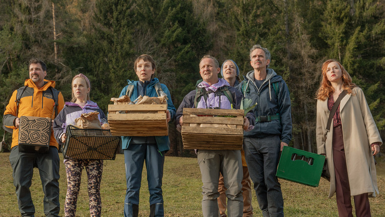 v.l.: Harry (Marcel Mohab), Paula (Friederike Kempter), Juliane (Julia Koschitz), Pascal (Maximilian Brückner), Sanne (Katrin Wichmann), Edwin (Felix Hellmann) und Ines (Brigitte Hobmeier)
ZDF/Stefanie Leo