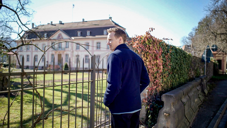 BU: Jochen Breyer erkundet die Welt des deutschen Adels.

Copyright: ZDF/Nicolai Mehring