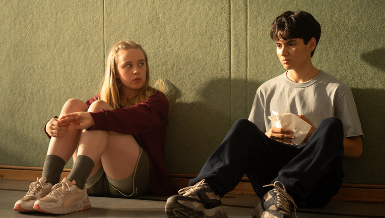 Anne (Johanna Götting, li.) und Faried (Zahel Anwary, re.) kommen sich in der Turnhalle langsam näher. Zuvor waren die beiden beim Lauftraining in heftigen Streit geraten.
ZDF/Leitwolf/Christine Schroeder