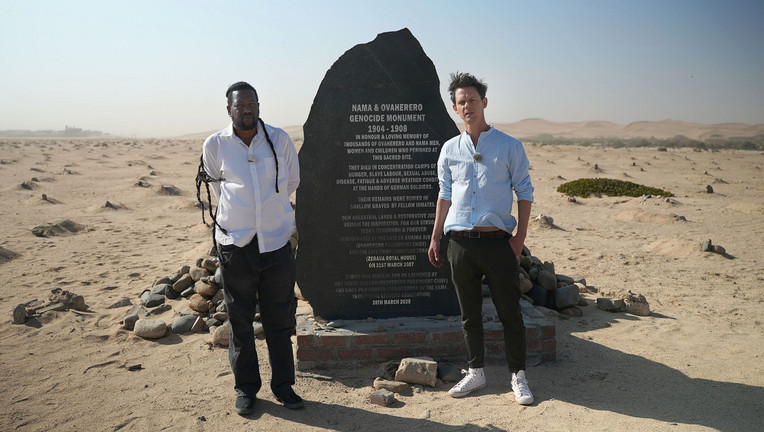 "Sehnsuchtsort Namibia" - Laidlaw Peringanda (l.) und Jo Schück (r.) vor den Massengräbern von Ovaherero und Nama in Swakopmund.
ZDF/ Till Kind