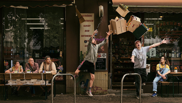 Späti, von links: Marianne (Eva Weißenborn), Helmut (Torsten Michaelis), Rashid (Falilou Seck), Konnopke (Alexander Finkenwirth), Fred (Wilson Gonzalez) und Aylin (Gülseren Erkut)
ZDF/ Norman Keutgen