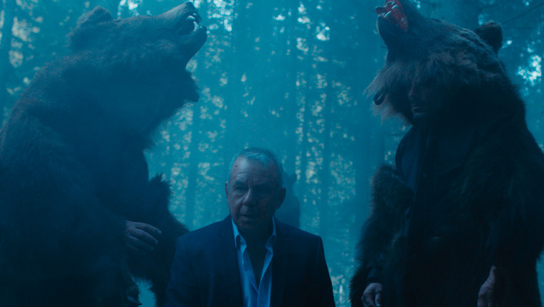 Hans Schüssler (Joachim Król) gerät bei seinen Ermittlungen in den rumänischen Karpaten in die Fänge von Gangstern, die sich, in Anlehnung an einen alten Brauch der Roma, als Bären maskieren.
ZDF/Hannes Hubach