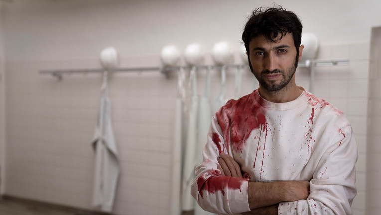 Adrian (Axel Moustache) lernt das ausbeuterische System in der fleischverarbeitenden Industrie kennen.
ZDF/Joana Rottleuthner