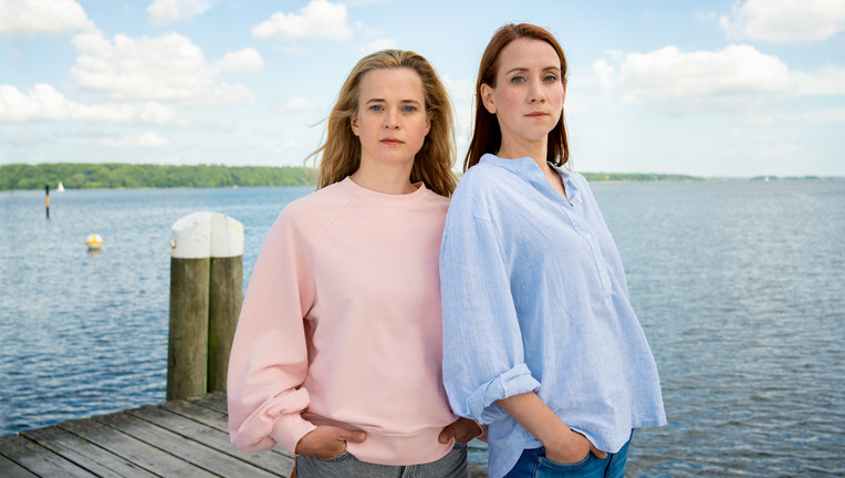 Ungleiches Schwesternduo: Feli (Caroline Hanke, l.) und Viktoria Lorentzen (Lena Dörrie, r.) Foto: ZDF/Georges Pauly