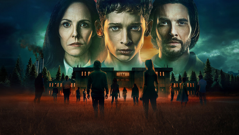 v.l.: Ms. Sigsby (Mary-Louise Parker), Luke (Joe Freeman), Tim (Ben Barnes)
ZDF/MGMplus Studios LLC/[M]