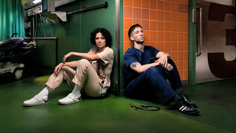 Der tägliche Einsatz in der Notaufnahme zehrt an der Kraft und den Nerven von Dr. Zanna Parker (Haley Louise Jones, l.) und Dr. Ben Weber (Slavko Popadić, r.).
ZDF/Mathias Bothor/ [M] Serviceplan