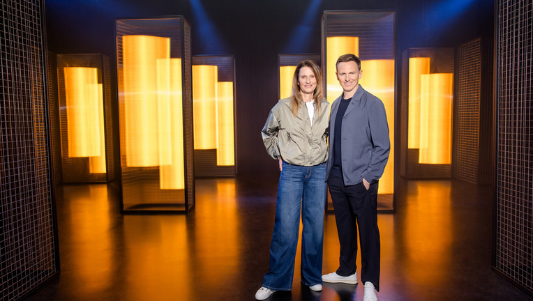 Katrin Müller-Hohenstein und Jochen Breyer moderieren "sportstudio live: FIFA WM 2026" im ZDF