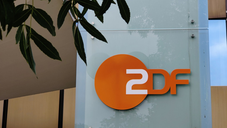 Das ZDF-Logo - fotografiert vor dem Hochhaus auf dem Mainzer Lerchenberg
Copyright: ZDF 