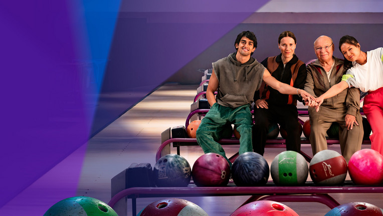 Sie wollen den Sieg bei Bowlingturnier abräumen: Djamal (Mido Kotaini, l.), Karo (Bettina Lamprecht, 2.v.l), Freddy (Hans-Joachim Heist. 2.v.r) und Shu (Jing Xiang, r.).
ZDF/Martin Valentin Menke/Lena Dickmann