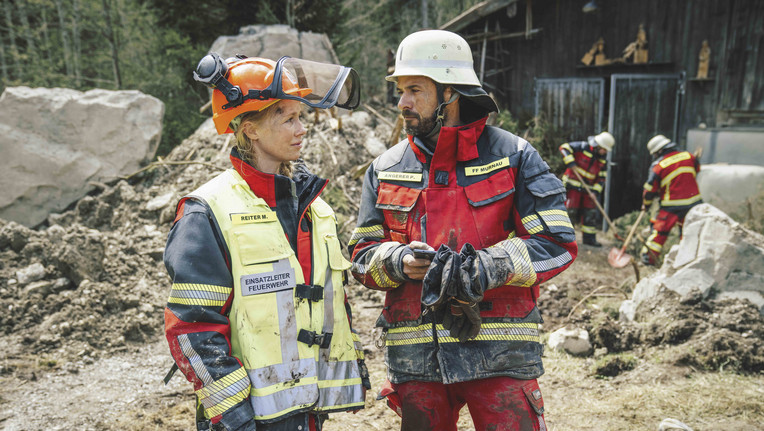 Marie (Christine Eixenberger) und Peter (Stephan Luca) nach der erfolgreichen Rettung eines Verschütteten.
Copyright: ZDF/Hendrik Heiden