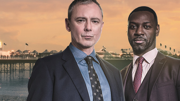 Von links: DSI Roy Grace (John Simm), DS Glenn Branson (Richie Campbell) / Nutzung des Bildes nur in Verbindung mit der Sendung inkl. Social Media //  ZDF/Second Act Productions Ltd 2021