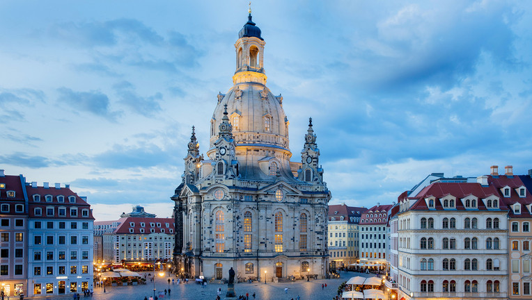 Die Dresdner Frauenkirche auf dem Neumarkt am Abend
ZDF/Oliver Killig