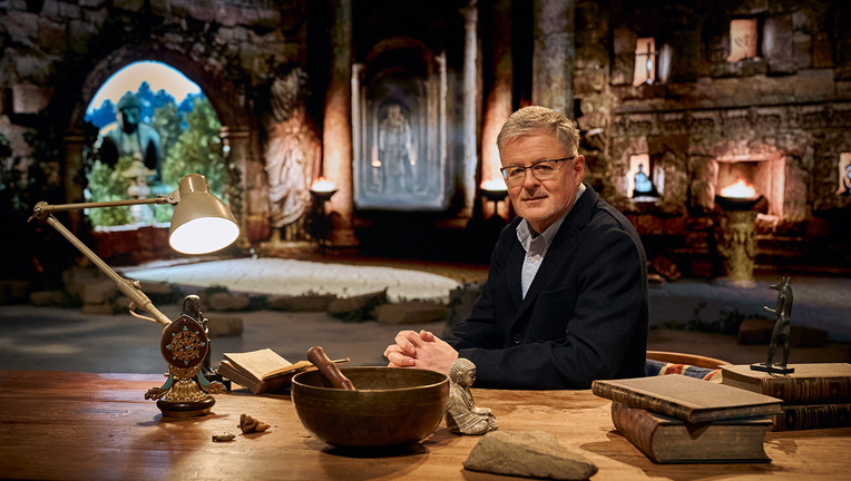 Der Historiker Christopher Clark gibt in dem "Terra X"-Dreiteiler tiefe Einblicke in die Geschichte der großen Religionen dieser Welt .(c) ZDF und Sebastian Richter
