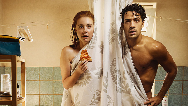 Alles könnte für Caro (Meriel Hinsching) und Yannik (Rojan Juan Barani) so schön sein – wäre da nicht die „Welt da draußen“.
ZDF/Frank Dicks / [M] FeedMee