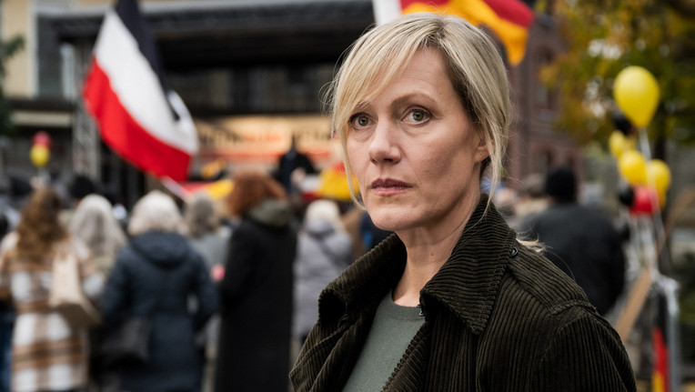 "Die Bürgermeisterin": Claudia Voss (Anna Schudt) realisiert, dass sie nichts gegen die rechte Demonstration in ihrer Stadt ausrichten kann.
Copyright: ZDF/Martin Rottenkolber