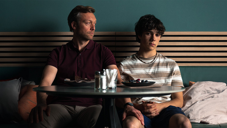 Der 15-jährige Gabo (Carlo Krammling) sucht Unterstützung bei Dave (Robin Sondermann, l.), der ihm in einem Café näherkommt.
ZDF/Jolanda Selting