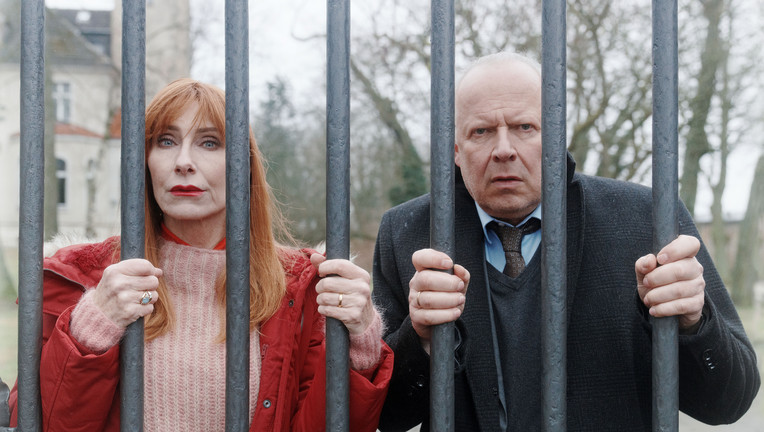 Coronabedingt darf kein Familienmitglied das Haus verlassen. Die Bundschuhs (Andrea Sawatzki, Axel Milberg) schenken sich in dieser Ausnahmesituation rein gar nichts.
ZDF/Stefan Erhard