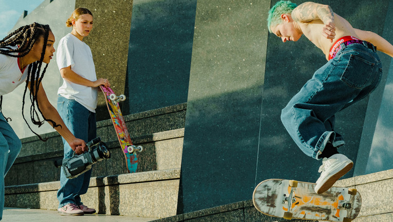 v.l.n.r.: MAY (Sira-Anna Faal), FANNI (Lea Meny), KESSE (Pascale Numan)
ZDF/Andrei Barza