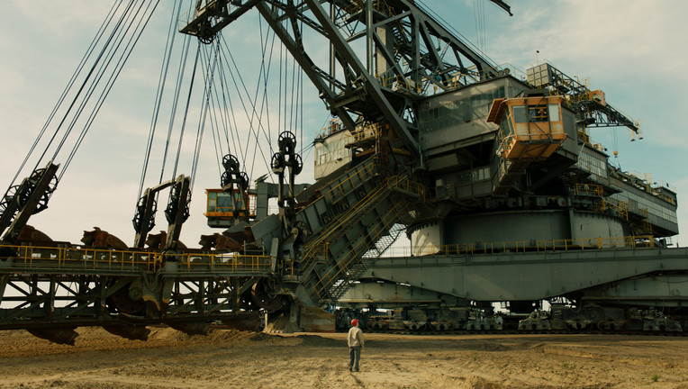 Horàk (Godehard Giese) steht vor dem riesigen Bagger.
ZDF/ Sabine Panossian