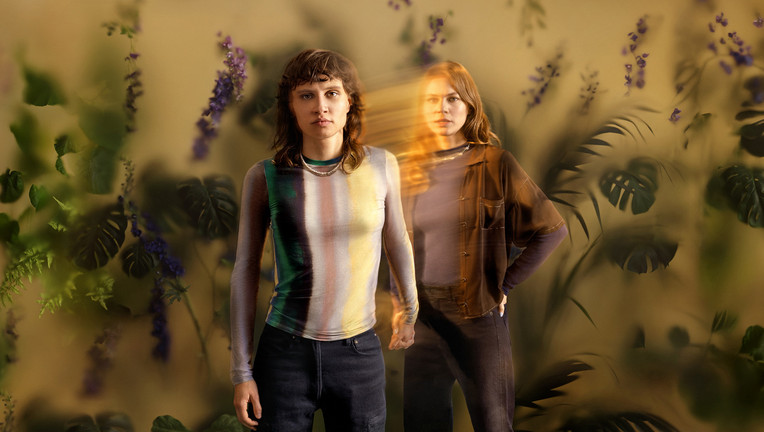 Emilia (Luna Jordan, l.) und Clara (Alicia von Rittberg, r.).
ZDF/Janine Sametzky /Serviceplan