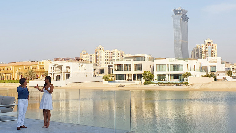 ZDF-Korrespondentin Golineh Atai mit der Immobilienmaklerin Asita Krause in einer Villa in "The Palm" in Dubai.